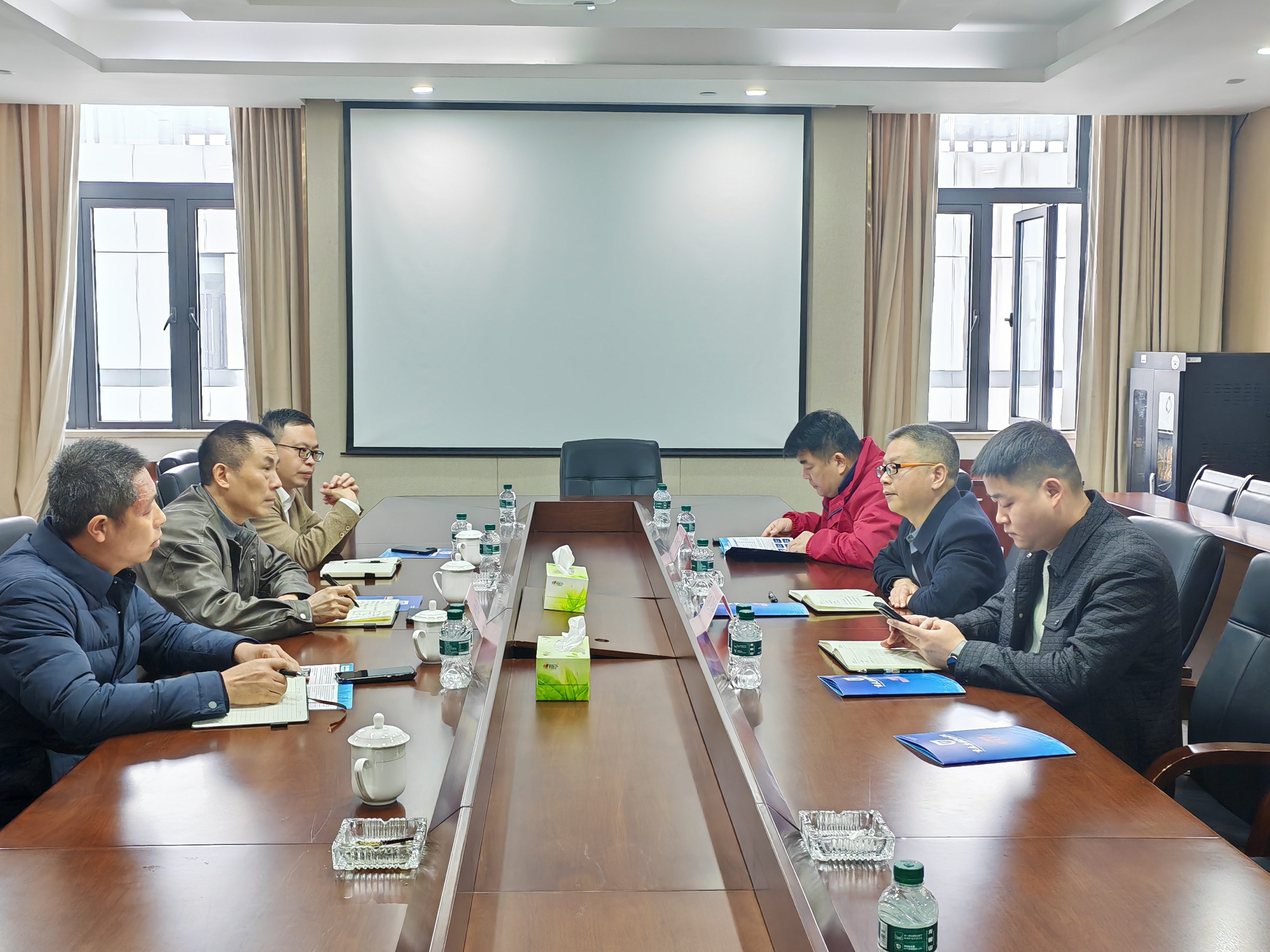 我校赴綦江高新区及丰足动力开展校地企合作调研交流