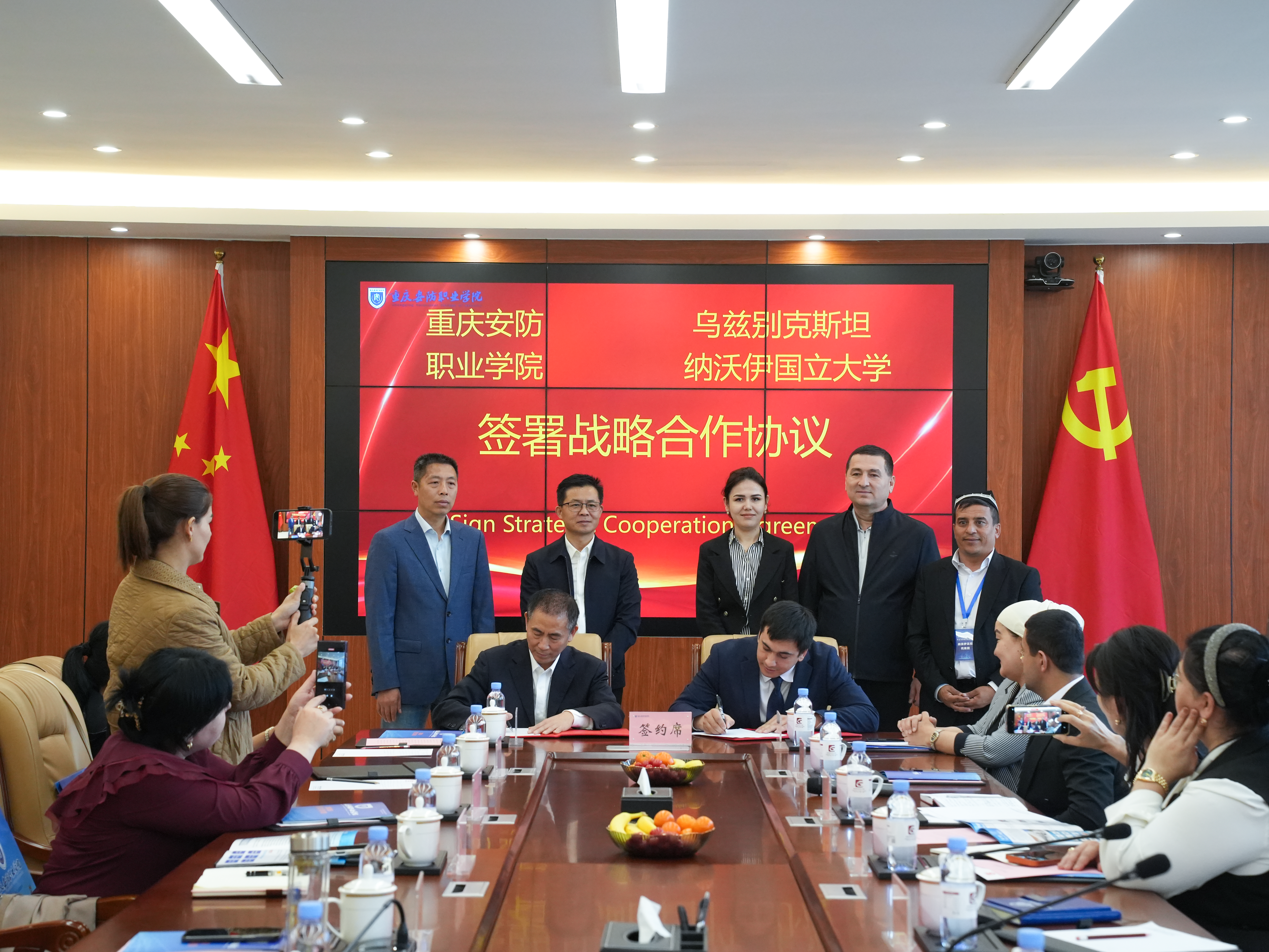 乌兹别克斯坦纳沃伊国立大学、国立矿业技术大学44名骨干教师来校交流并与我校签署战略合作协议!