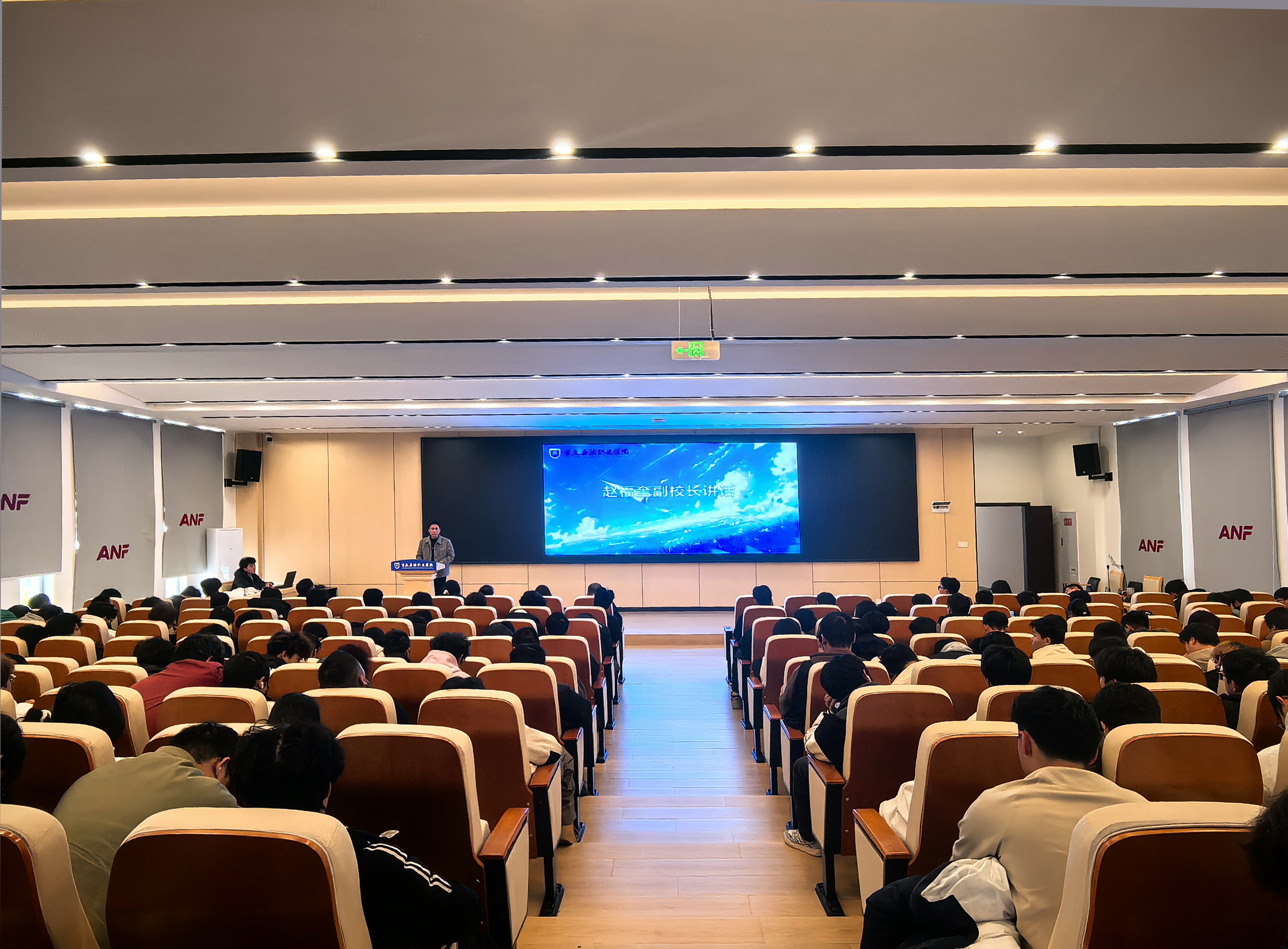 家长上讲台啦！低空经济学院举办&ldquo;家校同心&bull;人机共育&rdquo;对话会